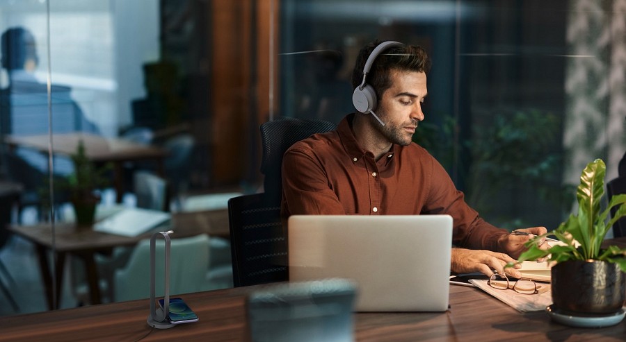 Yealink Headset Wireless Bluetooth NC with Retractablle Mic, B/T Dongle & Charging Stand BH72 Dual Teams Silver